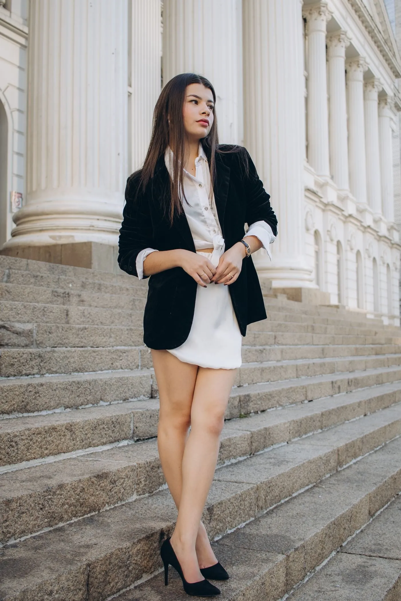 Alice Bucura, în rochie neagră, pe scările unei săli decorate cu flori