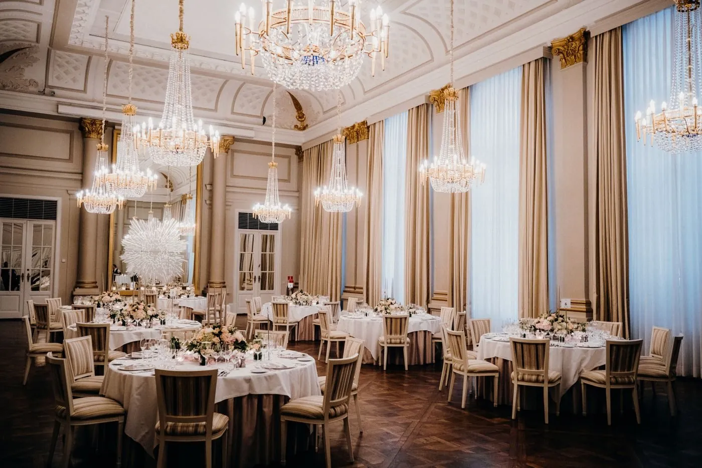 Masă aranjată în sala de bal