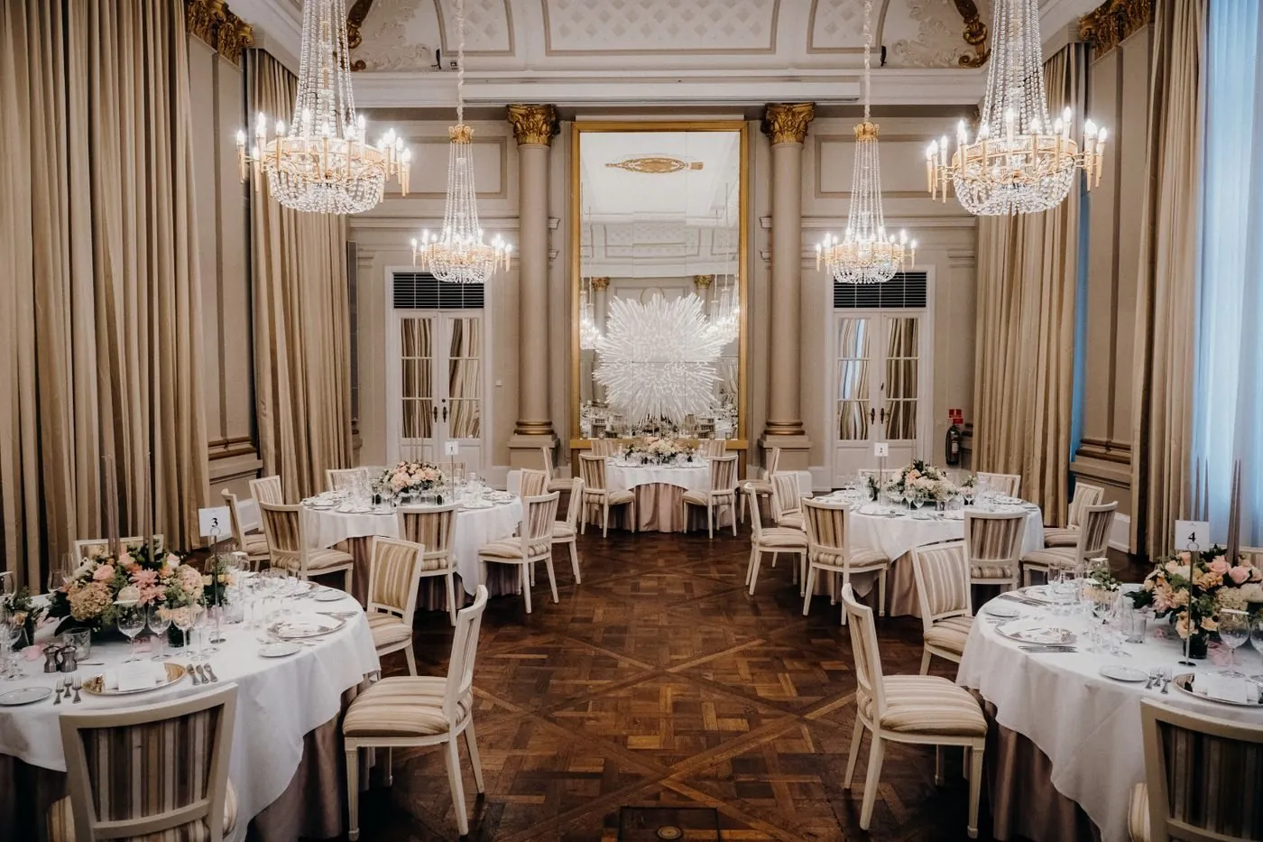 Colonada Cazinoului Sinaia, cu mese aranjate în lumină caldă