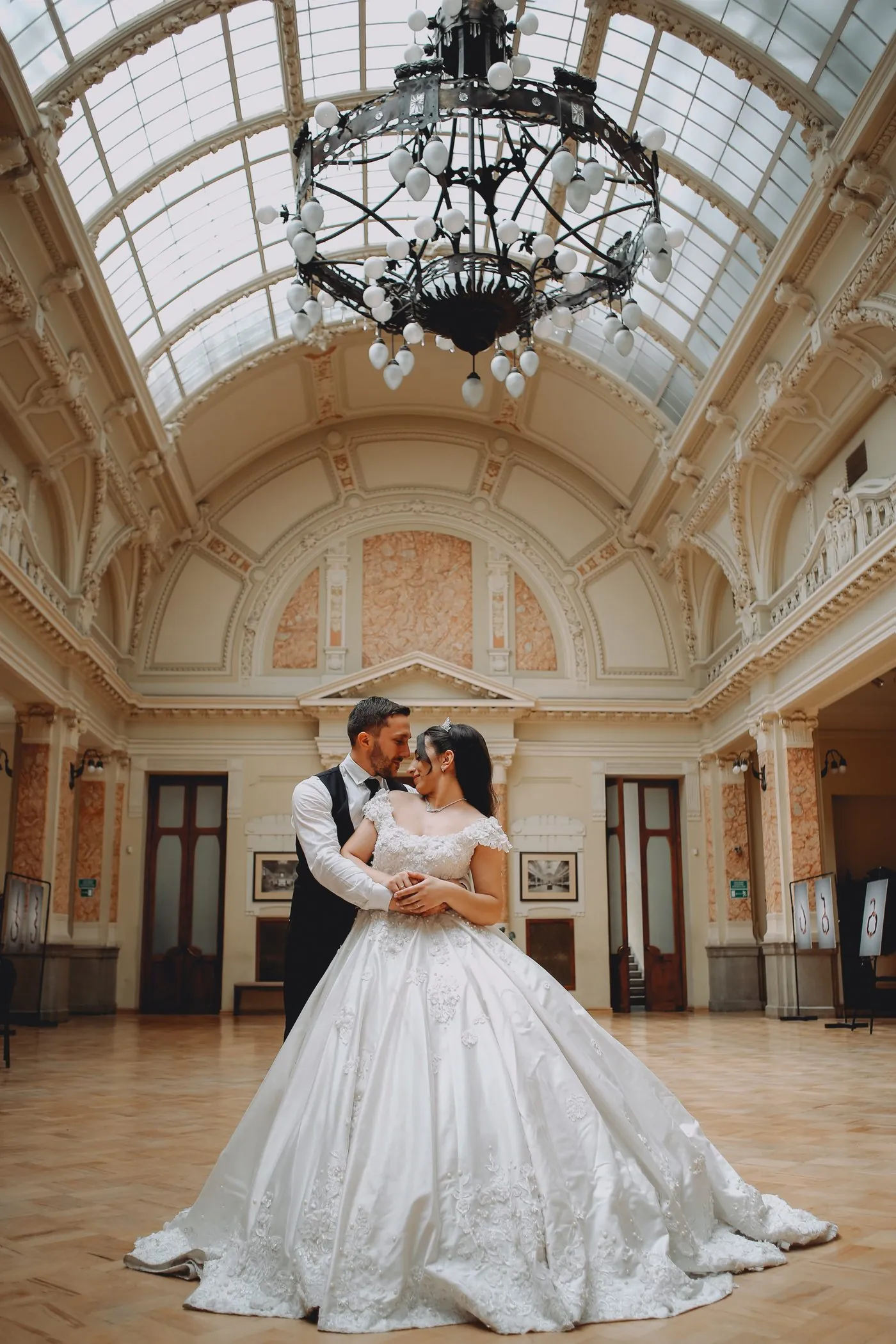 Mirii Andreea și Alex la intrarea în sala albă a Cazinoului Sinaia