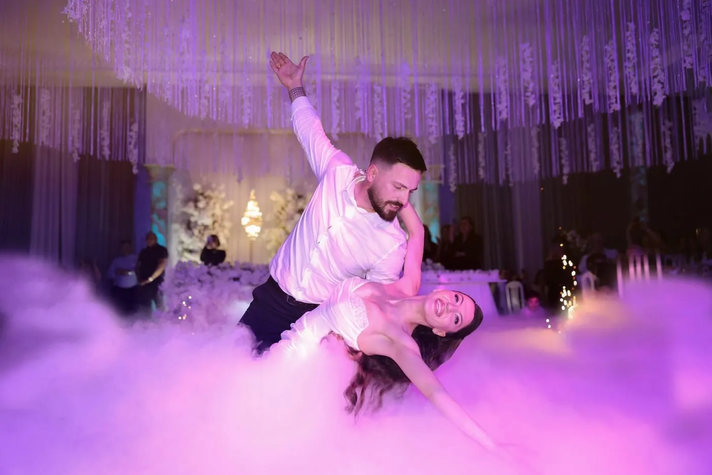 Mirii dansând primul dans, ridicare spectaculoasă