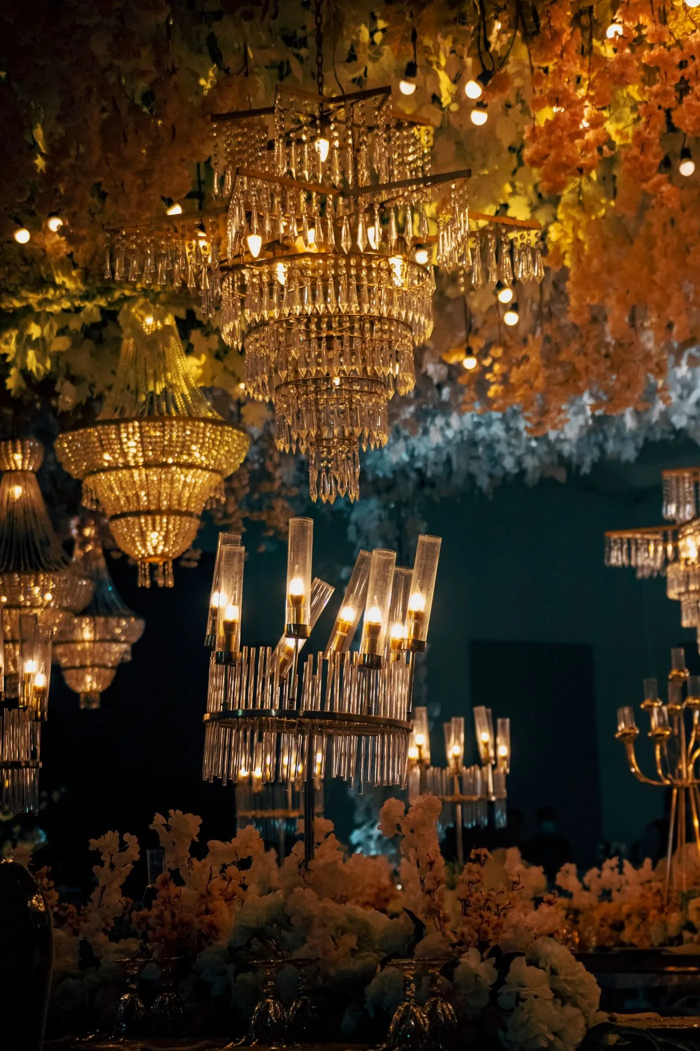 Candelabru și masă festivă în grădină